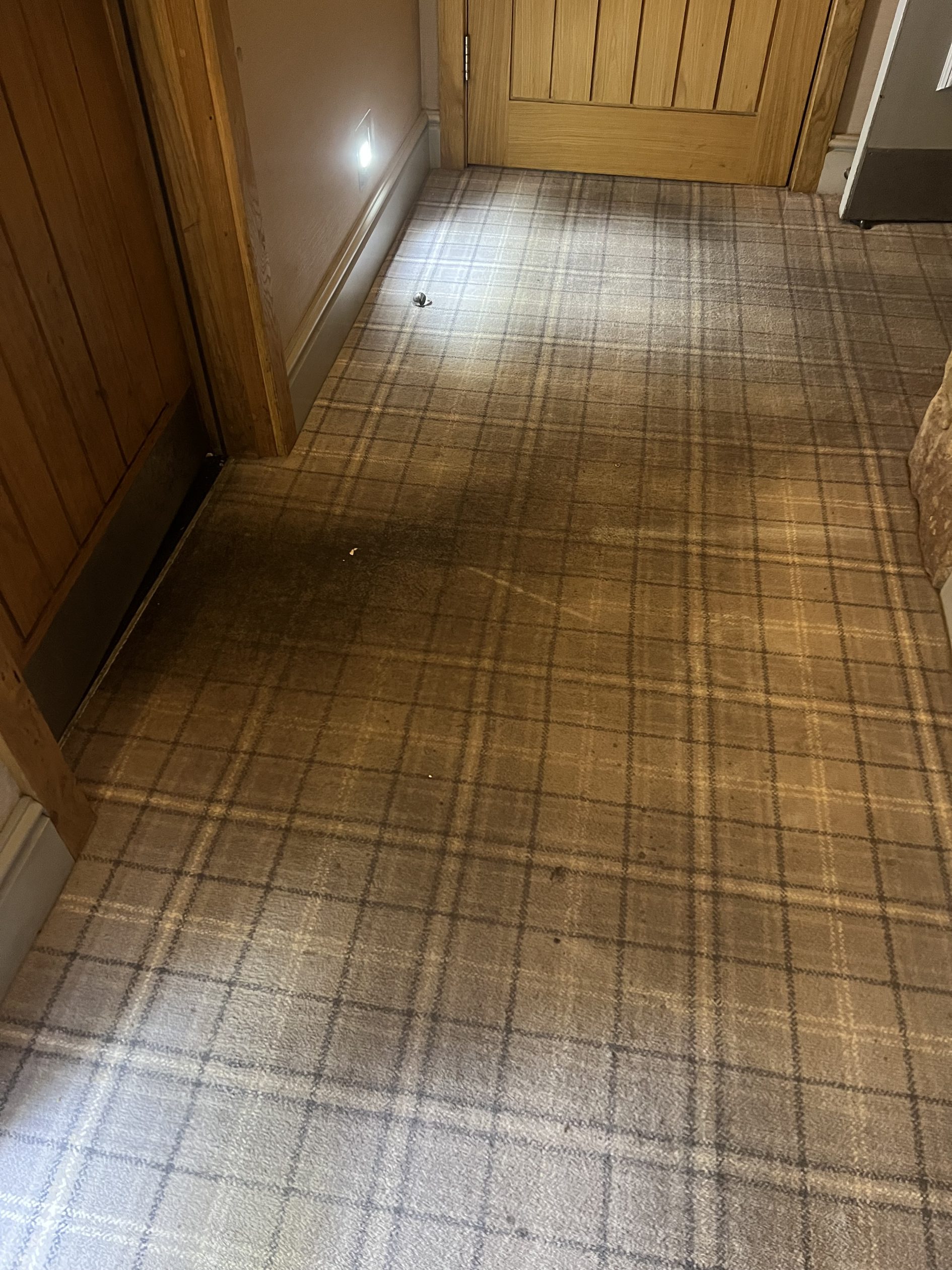 Patterned hallway carpet cleaning before cleaning